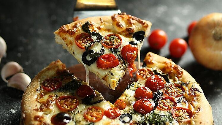 Mit einem Pizzastein kann man knusprige und luftige Pizzen wie aus dem Steinofen backen.
