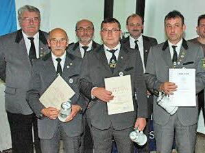 Diese Männer gründeten vor 40 Jahren den Schützenverein.  Mit im Bild Gauschützenmeister Dieter Koch (links) und der Vorsitzende des Eckartshäuser Vereins, Timo Böhm (Zweiter von rechts).  Foto: Schmidt