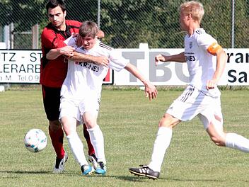 Stefan Nöthling (rechts) und seine Kollegen in der Sander Abwehr  stehen beim Dritten Großbardorf vor einer schwierigen Partie.