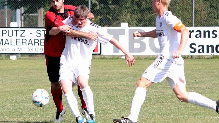 Stefan Nöthling (rechts) und seine Kollegen in der Sander Abwehr  stehen beim Dritten Großbardorf vor einer schwierigen Partie.