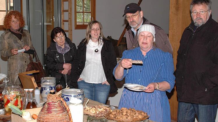 "So sieht getrocknetes Fleisch auch noch nach vier Wochen aus und man kann es sogar noch essen", erläuterte Annemarie Leuschner den Besuchern beim Aschacher Museumsfest. Fotos: Peter Klopf