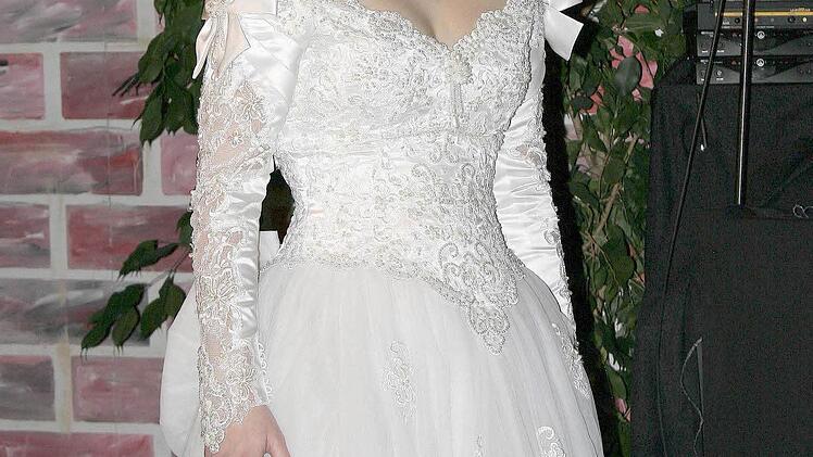 Julia (Marina Esslinger) schreitet zu Ihrer Trauung mit Romeo.