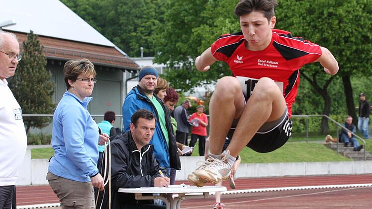 Tom Leidel vom TV Bad Brückenau wurde im Bad Kissinger Sportpark Kreismeister der M14 im Weitsprung, über 100 Meter und mit vorzüglichen 1,56 auch im Hochsprung.