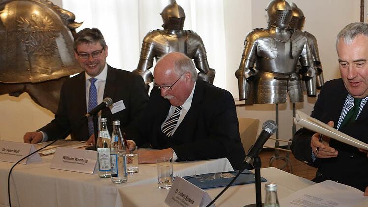 Drei Partner arbeiten bei der Landesausstellung 2017 zusammen: Das Haus der bayerischen Geschichte, vertreten durch Peter Wolf (links), die Coburger Landesstiftung und die Stadt Coburg. Als Vertragspartner unterschrieben (von rechts) Oberbürgermeister Norbert Tessmer, Kunstminister Ludwig Spaenle und Regierungspräsident Wilhelm Wenning als stellvertretender Vorsitzender der Coburger Landesstiftung. Fotos: Barbara Herbst