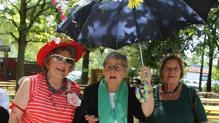 Glück hatte, wer bei der gestrigen Hitze einen Regen- oder, besser gesagt, Sonnenschirm im Mönchshof-Garten dabei hatte. Fotos: Sonja Adam