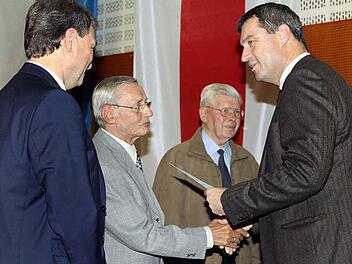 Staatsminister Markus Söder (rechts) zeichnete Dieter Wedel (2 v.l.) für 50 Jahre Mitgliedschaft in der CSU aus. Mit im Bild Klaus Löffler (links) und Hilmar Kremer (40 Jahre Mitglied).  Foto: Michael Wunder