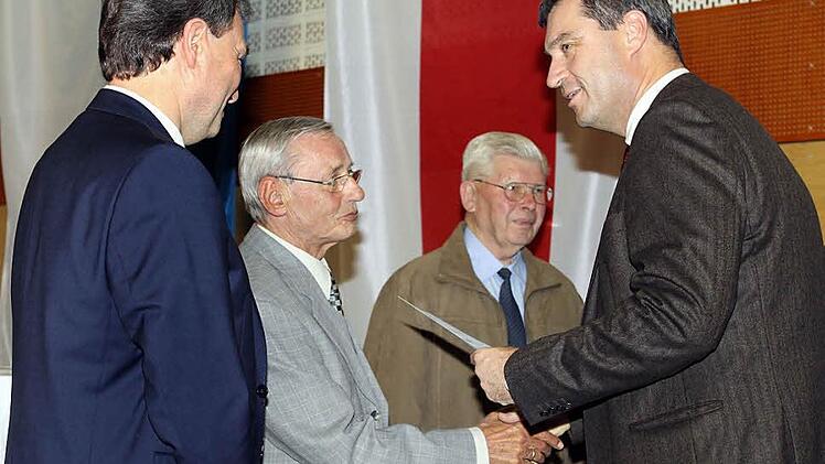 Staatsminister Markus Söder (rechts) zeichnete Dieter Wedel (2 v.l.) für 50 Jahre Mitgliedschaft in der CSU aus. Mit im Bild Klaus Löffler (links) und Hilmar Kremer (40 Jahre Mitglied).  Foto: Michael Wunder
