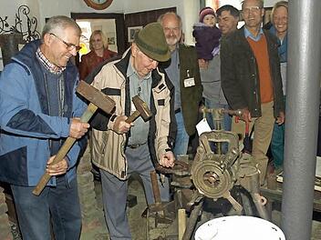 Der Faschingsclub Selbsthilfe kümmert sich auch um die Geschichte des Dorfes. So zeigte Herbert Baus (links) beim Backhaus- und Museumsfest die Kunst des Schmiedens. Daneben Museumsleiter Bernhard Wahler.  Foto: Stefan Geiger/Archiv