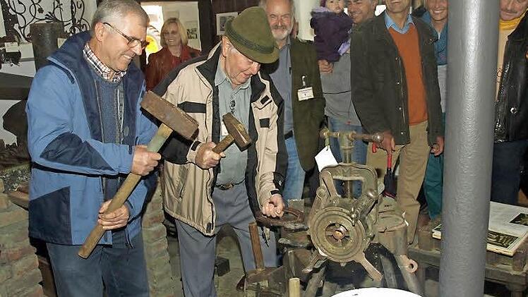 Der Faschingsclub Selbsthilfe kümmert sich auch um die Geschichte des Dorfes. So zeigte Herbert Baus (links) beim Backhaus- und Museumsfest die Kunst des Schmiedens. Daneben Museumsleiter Bernhard Wahler.  Foto: Stefan Geiger/Archiv