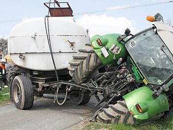 Das Güllefass blieb auf der Straße stehen, der Traktor kippte in den Graben. Foto: Sonja Adam