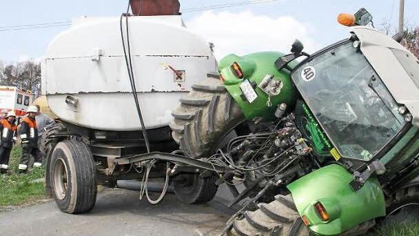 Das Güllefass blieb auf der Straße stehen, der Traktor kippte in den Graben. Foto: Sonja Adam