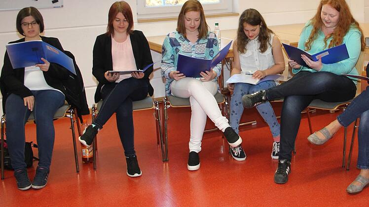 Die Damenriege ist beim Chor der Freiwilligen Feuerwehr Stadtsteinach in der Überzahl. Foto: Sonny Adam