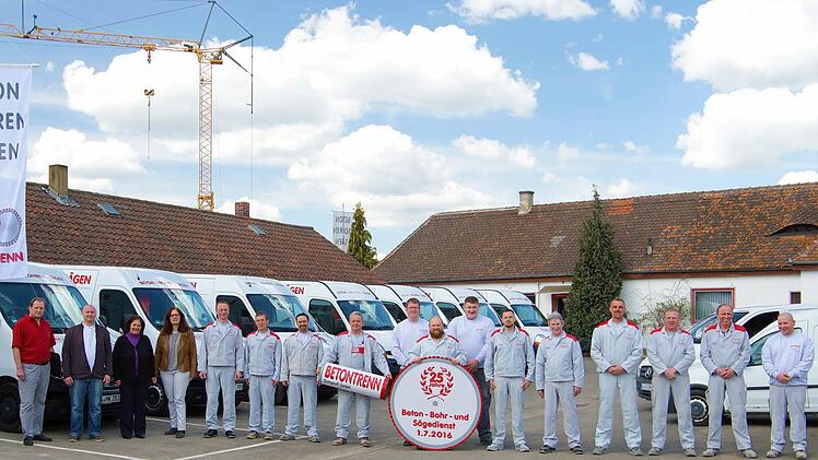 Seit 25 Jahren bietet das Team um Reinhold Dumproff (links) seine Dienste an.  Foto: PR