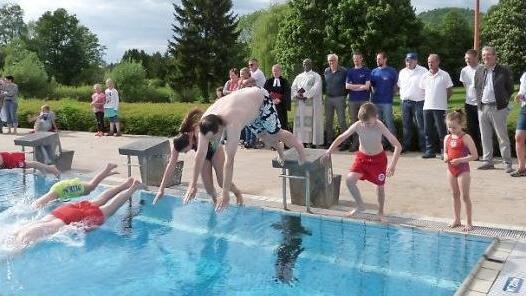 Den Startschuss zum Anschwimmen gab Technischer Leiter Florian Krepinsky (rechts). Bürgermeister Roland Wolfrum springt vom Startblock 6 ins Wasser. Foto: Werner Reißaus