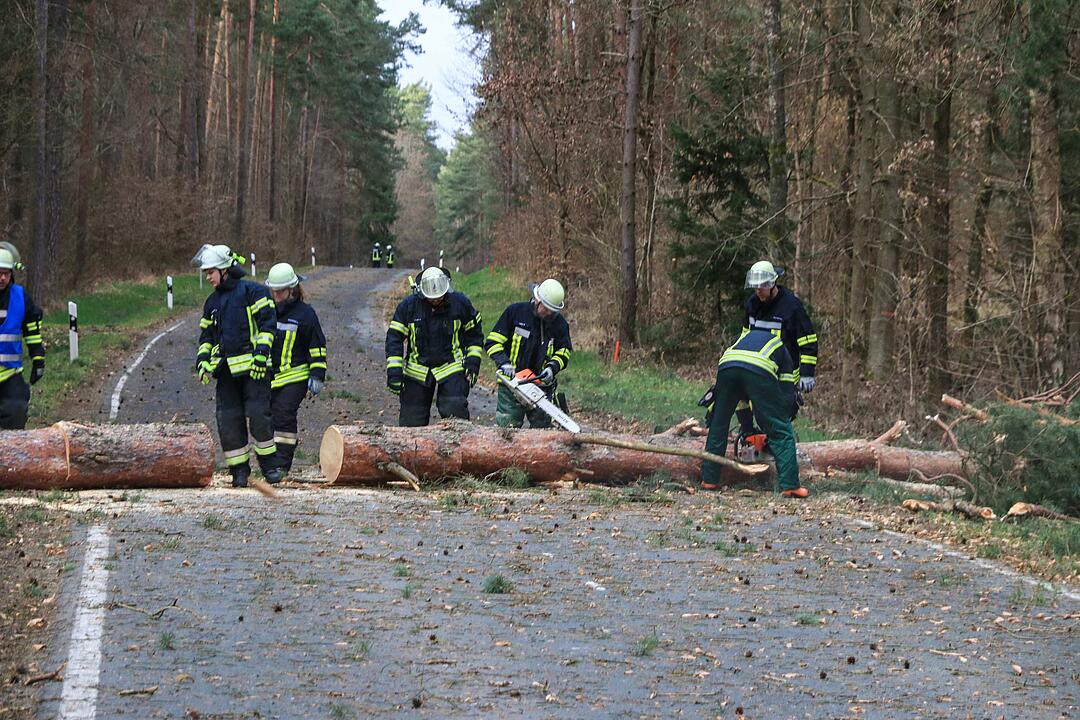 Sturm über Franken hinterlässt Schäden