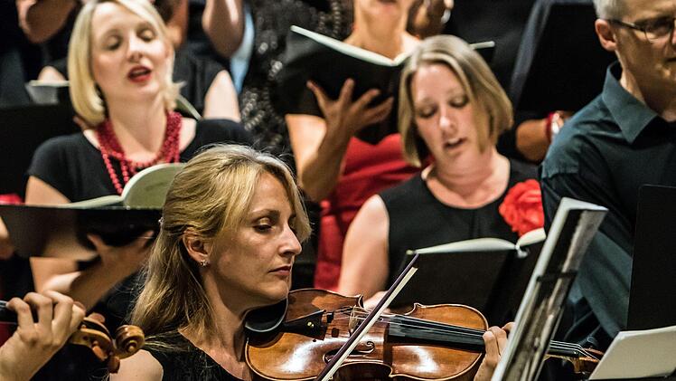 Die Coburger Erstaufführung der "Misa Tango" lockte zahlreiche Zuhörer in die Morizkirche. Unter der Leitung von Antoinetta Bafas beeindruckte der "Chor Unerhört" gemeinsam mit den Vokalsolisten Joana Tautu und Marcello Mejia-Mejia.Foto: Jochen Berger