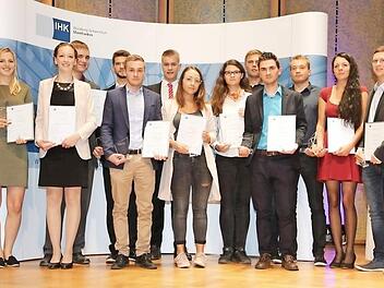 IHK-Präsident Otto Kirchner (links) und der stellvertretende IHK-Hauptgeschäftsführer Max-Martin W. Deinhard (rechts) mit den Prüfungsbesten aus dem Landkreis Bad Kissingen. Foto: Rudi Merkl