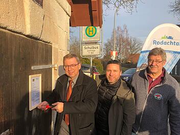 "Hier investieren die Bundesrepublik Deutschland und der Freistaat Bayern in die ländlichen Gebiete", steht auf dem Schild, das Bürgermeister Wolfgang Bauersachs, Martin Finzel als Vorsitzender der Initiative Rodachtal und Rainer Schellenberger, Vorstand der "Backhausfreunde Schlettach" (von links) am Mittwoch am Schlettacher Backhaus anbrachten. Durch Vermittlung von IR und ALE wird die Sanierung der Einrichtungen in Schlettach, Weidach und Altenhof mit fast 49 000 Euro bezuschusst (bei 75 2...