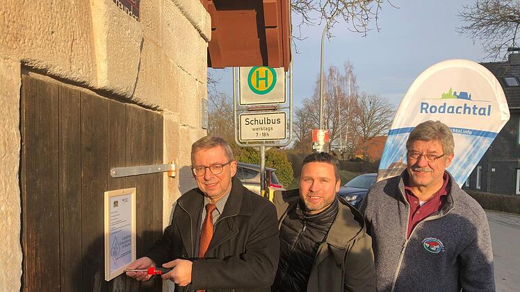 "Hier investieren die Bundesrepublik Deutschland und der Freistaat Bayern in die ländlichen Gebiete", steht auf dem Schild, das Bürgermeister Wolfgang Bauersachs, Martin Finzel als Vorsitzender der Initiative Rodachtal und Rainer Schellenberger, Vorstand der "Backhausfreunde Schlettach" (von links) am Mittwoch am Schlettacher Backhaus anbrachten. Durch Vermittlung von IR und ALE wird die Sanierung der Einrichtungen in Schlettach, Weidach und Altenhof mit fast 49 000 Euro bezuschusst (bei 75 2...