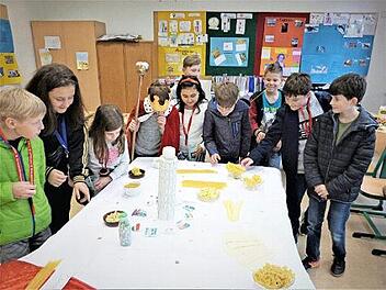 Verschiedene Nudelgerichte aus Italien gab es in einem der Klassenzimmer zu bestaunen. Foto: Werner Reißaus