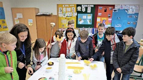 Verschiedene Nudelgerichte aus Italien gab es in einem der Klassenzimmer zu bestaunen. Foto: Werner Reißaus