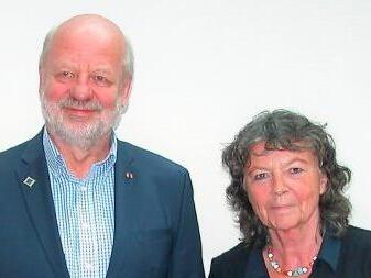 Die stellvertretende Vorsitzende des Ortsrings Bad Kissingen des Deutschen Frauenrings, Karin Reinshagen, bedankte sich bei Hans-Josef Fell für seinen Vortrag beim Frauenring.  Foto: Hanne Stärker