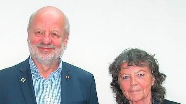 Die stellvertretende Vorsitzende des Ortsrings Bad Kissingen des Deutschen Frauenrings, Karin Reinshagen, bedankte sich bei Hans-Josef Fell für seinen Vortrag beim Frauenring.  Foto: Hanne Stärker