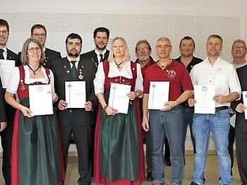 Verdiente Mitglieder des Schützenvereins "Eintracht" Eggolsheim bekamen hohe Auszeichnungen des Bayerischen Sportschützenbundes.