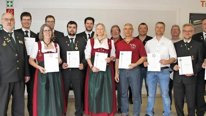 Verdiente Mitglieder des Schützenvereins "Eintracht" Eggolsheim bekamen hohe Auszeichnungen des Bayerischen Sportschützenbundes.
