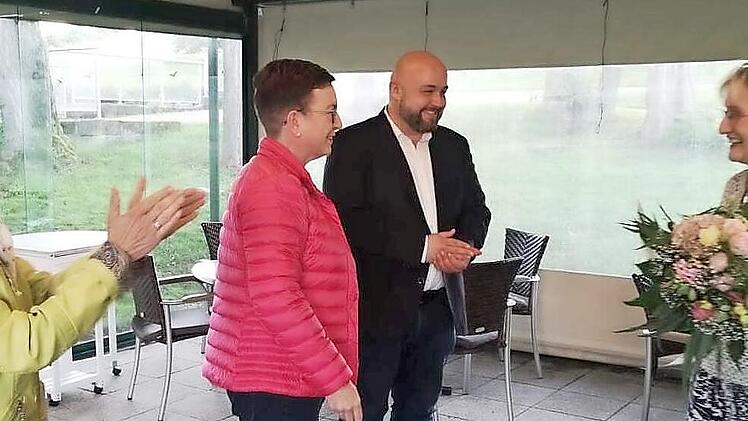 Schriftführerin Heike Kreul (re.) wird für 30 Jahre Treue zur Frauen-Union geehrt. Mit im Bild Bundestagskandidat Jonas Geissler, FU-Kreisvorsitzenden Sibylle Fugmann und die wiedergewählte Ortsvorsitzende Ursula Eberle-Berlips