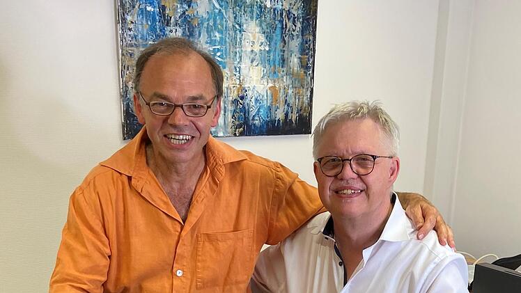 Thomas Stahl, Physiotherapeut der Luitpoldklinik Heiligenfeld (links) und Dr. Hans-Peter Selmaier, Chefarzt der Parkklinik Heiligenfeld, sind von der heilenden Wirkunt der Musik überzeugt.
