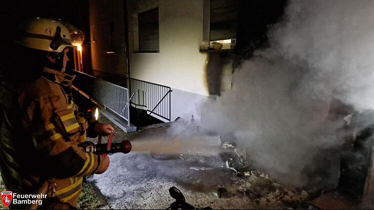 Bamberg: Motorrad in Flammen - "erhebliche Schäden" an Wohnhaus