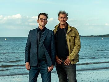 Die Ermittler Lars Englen (Ingo Naujoks, links) und Finn Kiesewetter (Sven Martinek) ermitteln in "Morden im Norden" zum zweiten Mal in der Primetime.