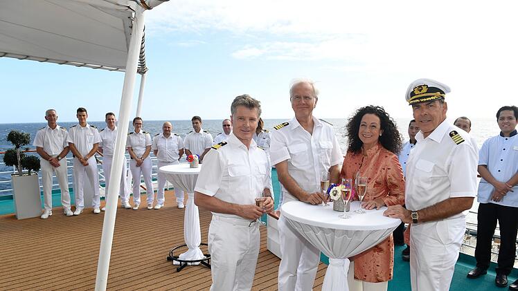 2018 stie&szlig; Barbara Wussow als Hanna Liebhold zur Crew um den damaligen Kapit&auml;n Burger (Sascha Hehn, rechts), Oskar Schifferle (Harald Schmidt, zweiter von links) und Dr. Sander (Nick Wilder).