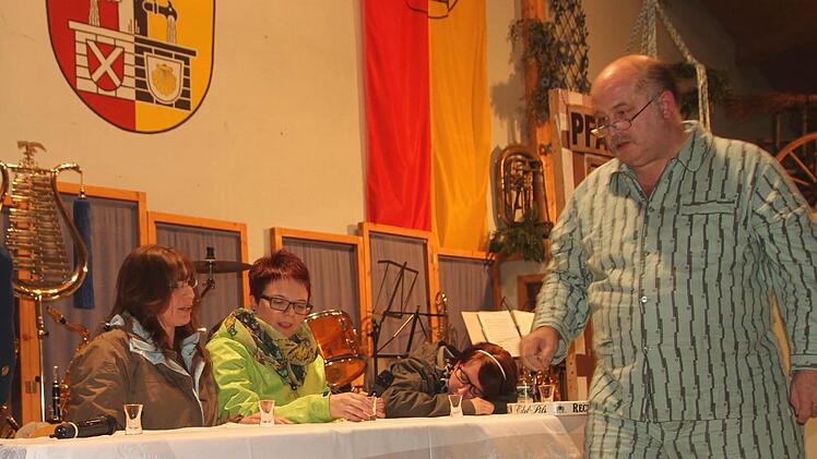 Auch Pfarrer Martin Wissel musste mit verschiedenen Geschichten herhalten wie hier bei der Begegnung mit den "lustigen Weibern aus Breitbrunn".