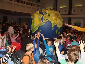 Die Welt gehört allen, so die Symbolik dieses Spiels in der Dr.-Stammberger-Halle. Fotos: Sonja Adam