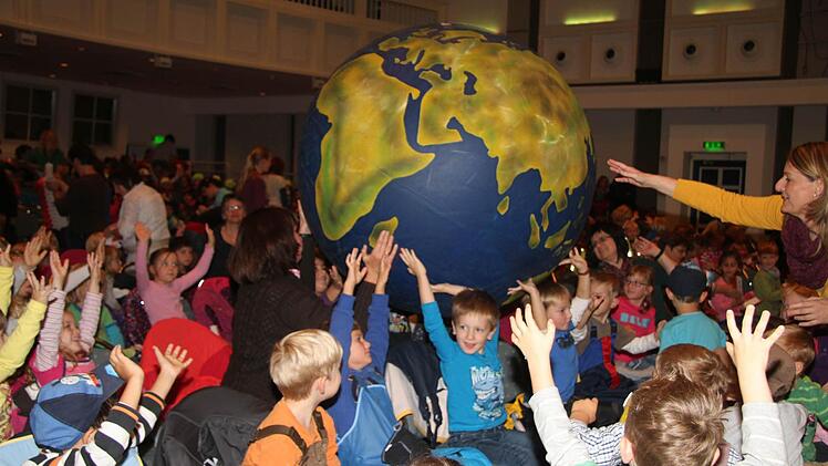 Die Welt gehört allen, so die Symbolik dieses Spiels in der Dr.-Stammberger-Halle. Fotos: Sonja Adam