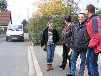 Sabine Nein, Gudrun Schorsch, Markus Ebert und Dietmar Körner (von links) betrachten den Durchgangsverkehr genau wie alle anderen Anwohner im Barthelweiher mit großer Skepsis. Foto: Mona Lisa Eigenfeld