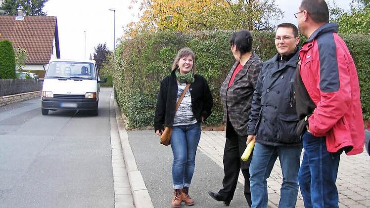 Sabine Nein, Gudrun Schorsch, Markus Ebert und Dietmar Körner (von links) betrachten den Durchgangsverkehr genau wie alle anderen Anwohner im Barthelweiher mit großer Skepsis. Foto: Mona Lisa Eigenfeld