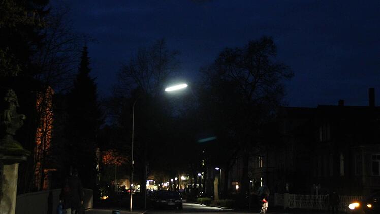 Eine Peitschenleuchte steht noch an der Bahnhofsstraße.