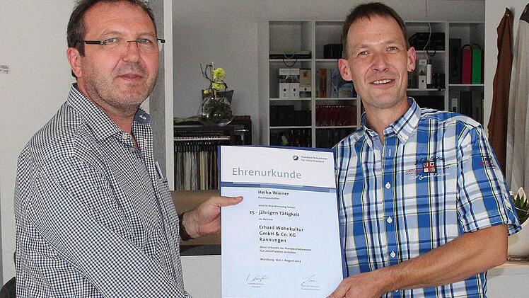 Eine Ehrenurkunde der Handwerkskammer für 25jährige Betriebszugehörigkeit bekam Heiko Wiener (rechts) von seinem Firmenchef Heiko Erhard überreicht. Foto: Dieter Britz