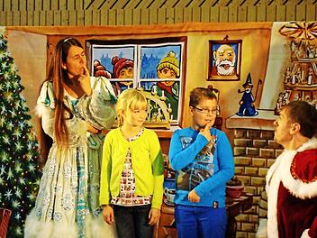 Sina See und Julian Lohmüller wurden sogar auf die Bühne gebeten und konnten selbst mit Ellen Heimrath (links) und René Lubinski (rechts) in die Handlung des Stückes eingreifen. Foto: privat