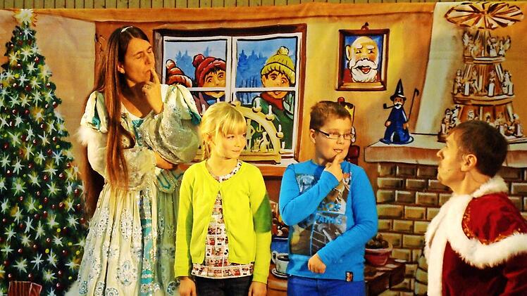 Sina See und Julian Lohmüller wurden sogar auf die Bühne gebeten und konnten selbst mit Ellen Heimrath (links) und René Lubinski (rechts) in die Handlung des Stückes eingreifen. Foto: privat