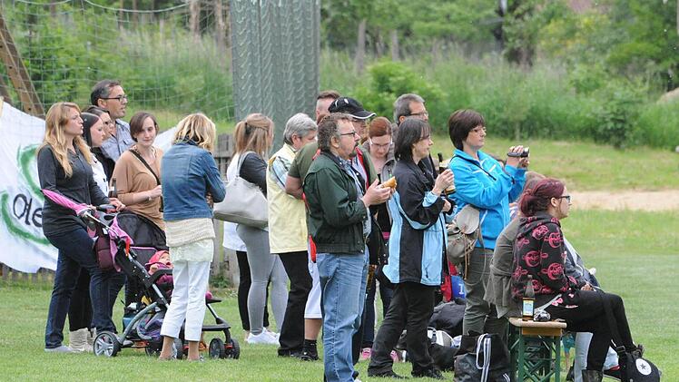 Erwartungsfrohe Pfaffenhäuser Fans. Foto: Hopf