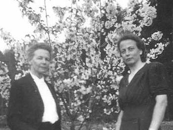 Die Rostersdorfer Gräfinnen Erica und Erdmuthe 1946 in Drosendorf Foto: Aus dem Archiv von Klaus Leder, Repro: Franze