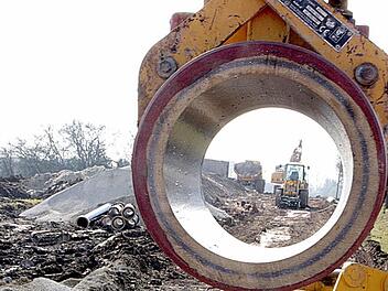 Weil die Bahn ihre Trasse verbreitert, müssen die Stadtwerke ihren Kanal dichtmachen. Neue Leitungen sind notwendig.  Foto: Josef Hofbauer