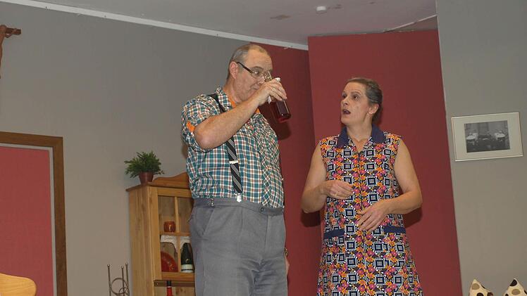 Szenen vom Theaterabend in Oerlenbach. Foto: Stefan Geiger