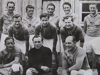 Die Meistermannschaft des FC Sportring Tannenwirtshaus, die 1954 den Aufstieg in die Kreisliga Oberfranken Ost bewerkstelligte. Vorne in der Mitte Torwart Erich Buß, mit im Bild (hintere Reihe, von links) Emil Kraus, Christoph Schramm, Robert Buß I, Herbert Buß und Reinhold Heller; (mittlere Reihe, von links) Helmut Buß, Siegfried Buß und Robert Buß II; sowie (vorne) Karl Buß (links) und "Vater" Heinrich Buß I  Foto: privat
