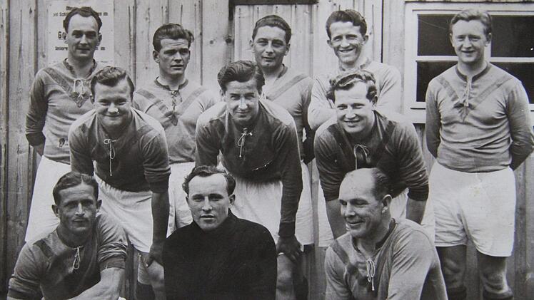 Die Meistermannschaft des FC Sportring Tannenwirtshaus, die 1954 den Aufstieg in die Kreisliga Oberfranken Ost bewerkstelligte. Vorne in der Mitte Torwart Erich Buß, mit im Bild (hintere Reihe, von links) Emil Kraus, Christoph Schramm, Robert Buß I, Herbert Buß und Reinhold Heller; (mittlere Reihe, von links) Helmut Buß, Siegfried Buß und Robert Buß II; sowie (vorne) Karl Buß (links) und "Vater" Heinrich Buß I  Foto: privat