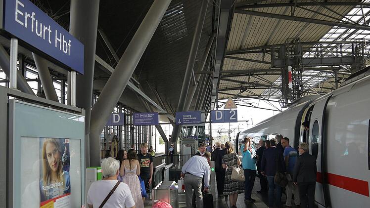 Kaum eingestiegen, schon da: der Test-ICE in Erfurt. Foto: Berthold Köhler